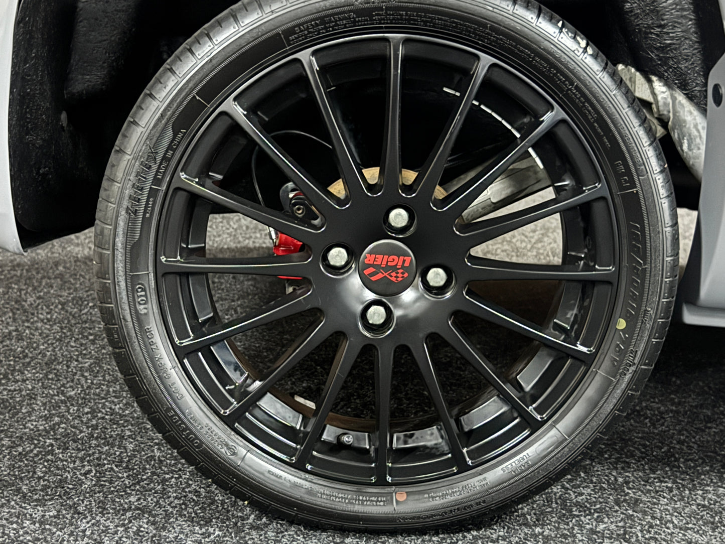 Ligier JS60 Ultimate Sport Nardo | 8 PS leiser DCI Motor | Servolenkung | Rückfahrkamera | 45 km/h | Innerhalb 250 KM Kostenlose Lieferung | Mopedauto | Leichtmobile | Aixam | Microcar | Ligier