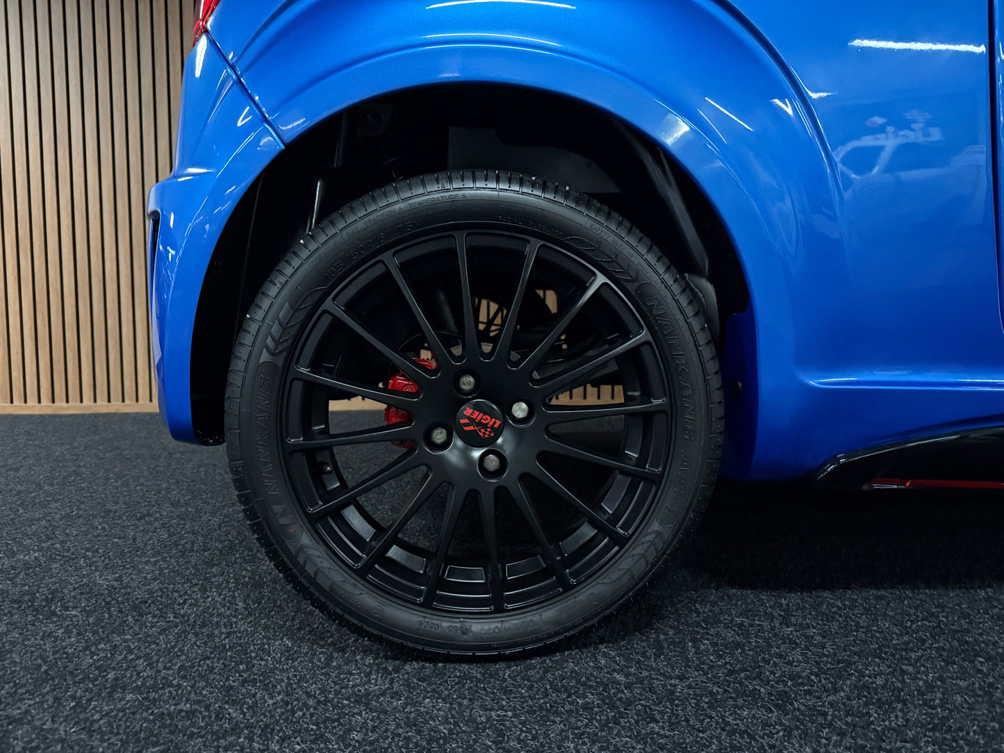 Ligier JS50 Ultimate Sport | 8 PS leiser DCI Motor | 45 km/h | Rückfahrkamera | Innerhalb 250 KM Kostenlose Lieferung | Mopedauto | Leichtmobile