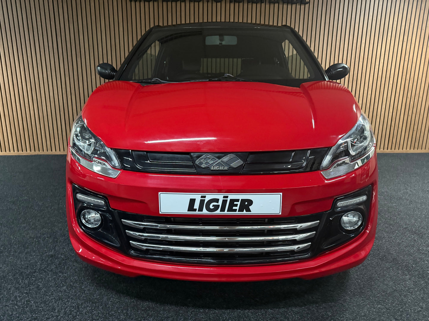Ligier JS50 Elegance Rot| | 8 PS leiser DCI Motor | 45 km/h | Rückfahrkamera | Innerhalb 250 KM Kostenlose Lieferung | Mopedauto | Leichtmobile