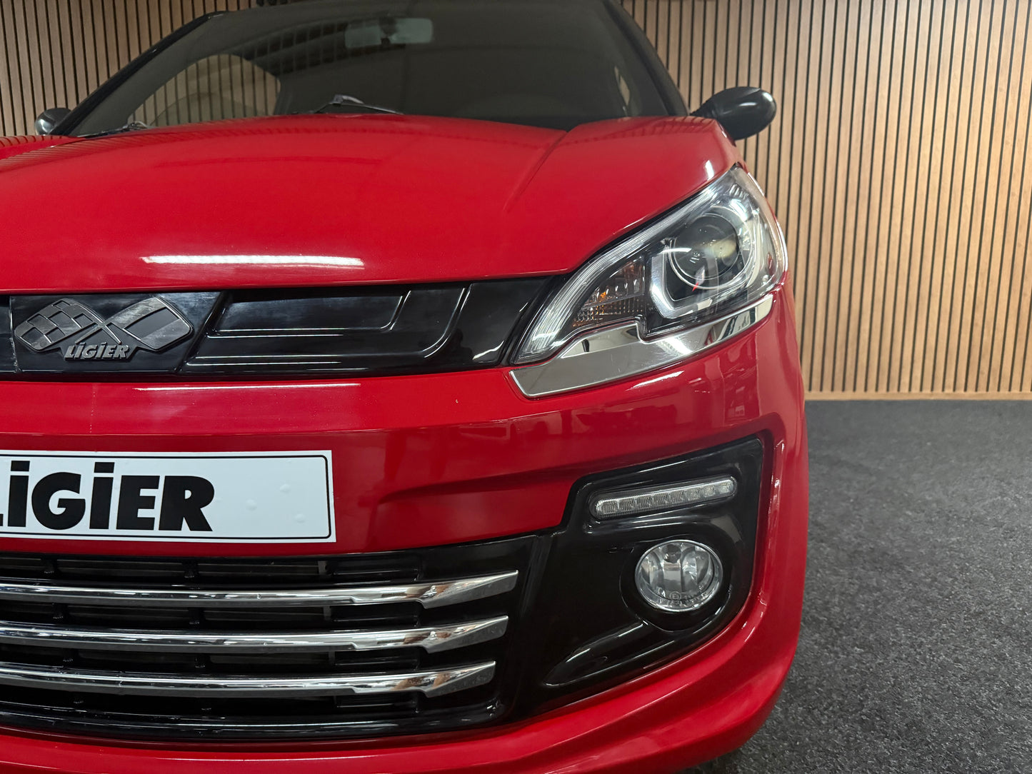 Ligier JS50 Elegance Rot| | 8 PS leiser DCI Motor | 45 km/h | Rückfahrkamera | Innerhalb 250 KM Kostenlose Lieferung | Mopedauto | Leichtmobile
