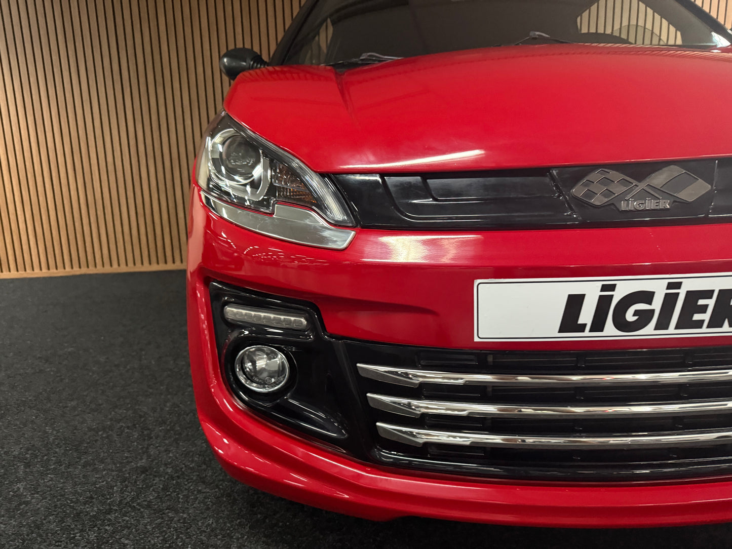 Ligier JS50 Elegance Rot| | 8 PS leiser DCI Motor | 45 km/h | Rückfahrkamera | Innerhalb 250 KM Kostenlose Lieferung | Mopedauto | Leichtmobile