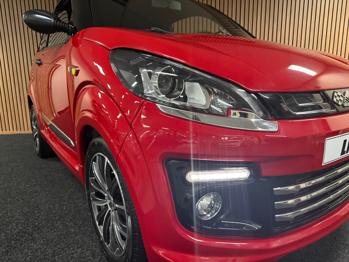 Ligier JS50 Elegance Rot| | 8 PS leiser DCI Motor | 45 km/h | Rückfahrkamera | Innerhalb 250 KM Kostenlose Lieferung | Mopedauto | Leichtmobile