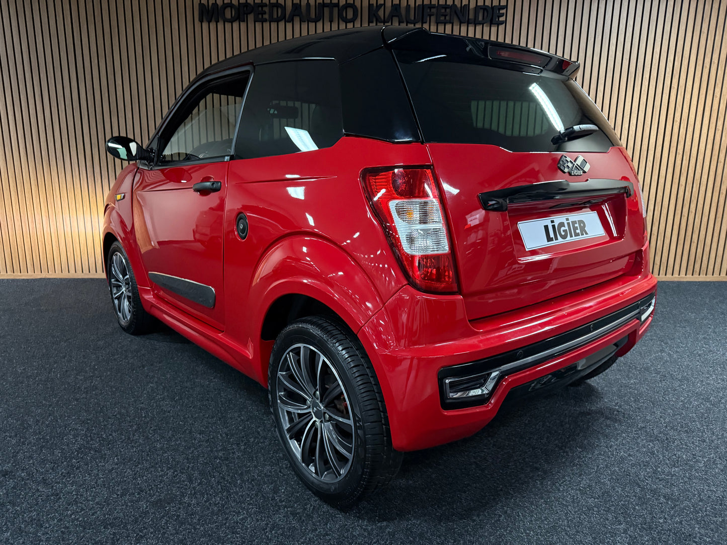 Ligier JS50 Elegance Rot| | 8 PS leiser DCI Motor | 45 km/h | Rückfahrkamera | Innerhalb 250 KM Kostenlose Lieferung | Mopedauto | Leichtmobile