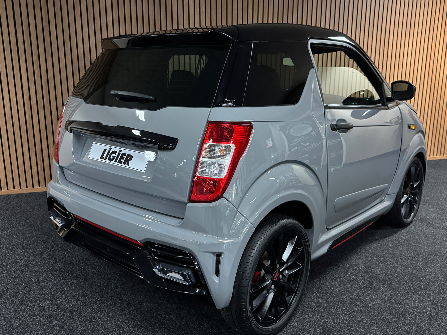 Ligier JS50 Ultimate Sport Facelift | Nardo Grey | Servolenkung | Ambi-Light 8 PS leiser DCI Motor | 45 km/h | Rückfahrkamera | Innerhalb 250 KM Kostenlose Lieferung | Mopedauto | Leichtmobile