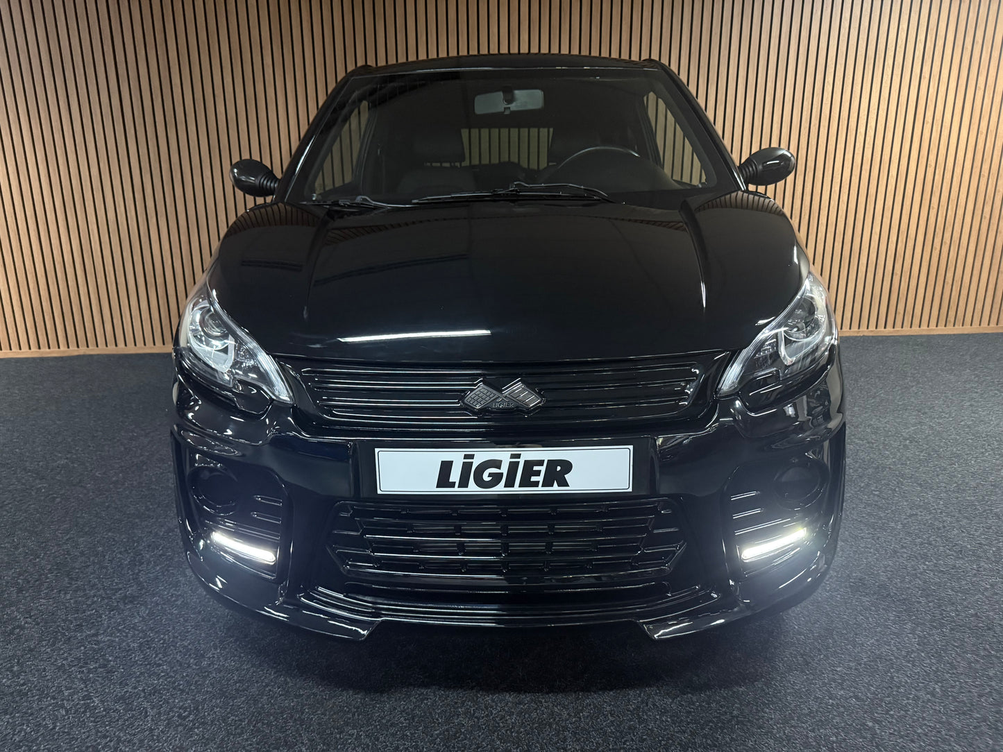 Ligier JS50 Ultimate | KLIMA | Black on Black | Servolenkung Apple Car  | 8 PS leiser DCI Motor | 45 km/h | Rückfahrkamera | Innerhalb 250 KM Kostenlose Lieferung | Mopedauto | Leichtmobile