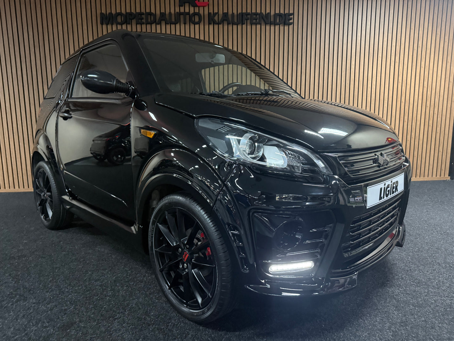 Ligier JS50 Ultimate | KLIMA | Black on Black | Servolenkung Apple Car  | 8 PS leiser DCI Motor | 45 km/h | Rückfahrkamera | Innerhalb 250 KM Kostenlose Lieferung | Mopedauto | Leichtmobile
