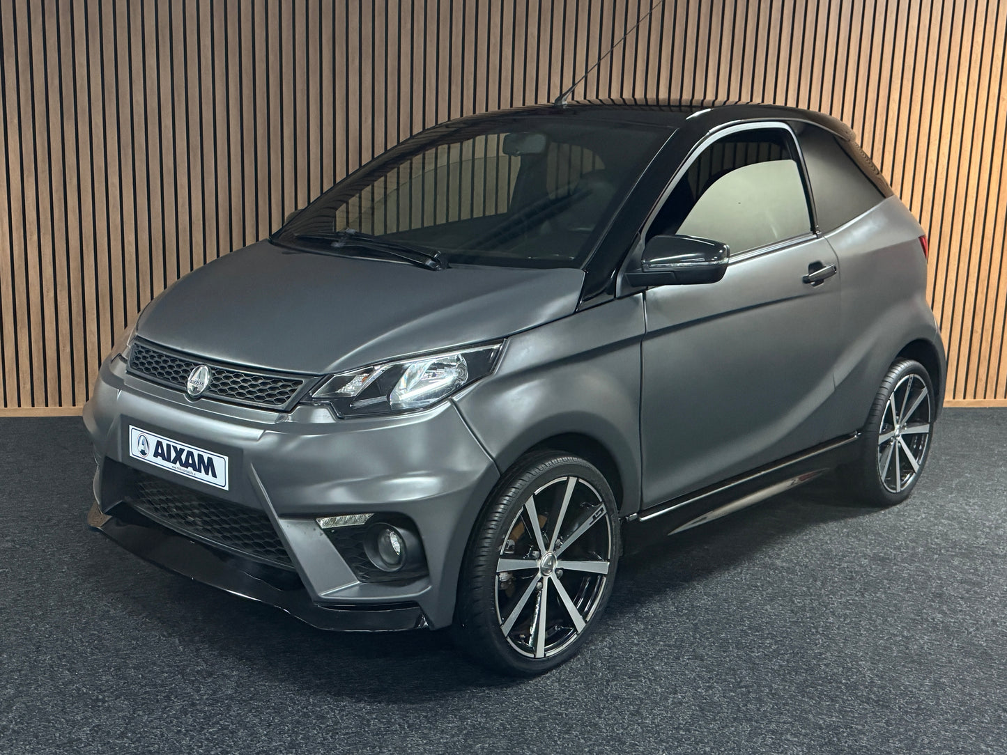 Aixam GTI Sport Matt GRAU | 8 PS Kubota Motor | Rückfahrkamera // Carbon | Alpine Multi-Media 45 km/h | Innerhalb 250 KM Kostenlose Lieferung | Mopedauto | Leichtmobile | Aixam | Microcar | Ligier