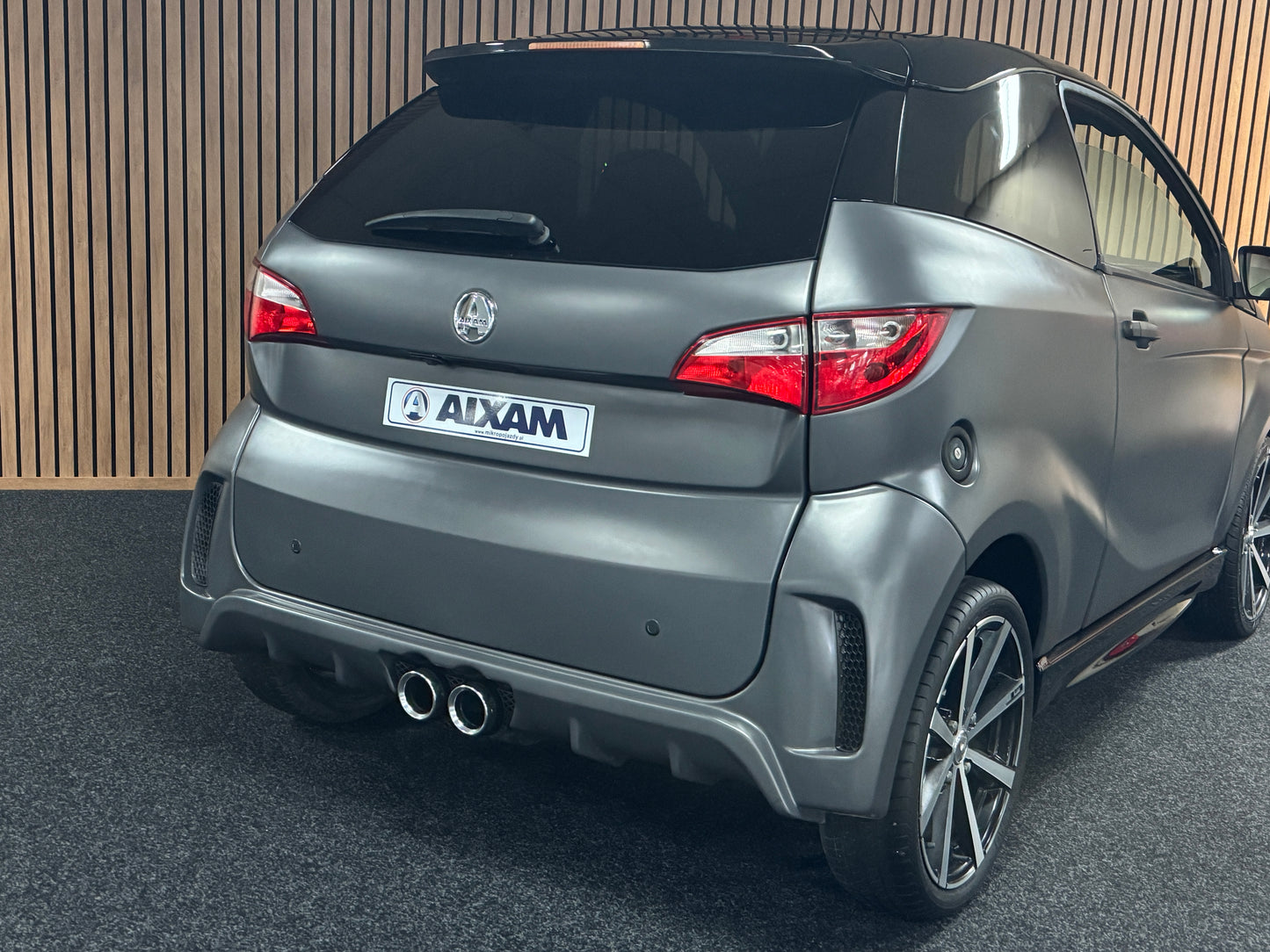 Aixam GTI Sport Matt GRAU | 8 PS Kubota Motor | Rückfahrkamera // Carbon | Alpine Multi-Media 45 km/h | Innerhalb 250 KM Kostenlose Lieferung | Mopedauto | Leichtmobile | Aixam | Microcar | Ligier