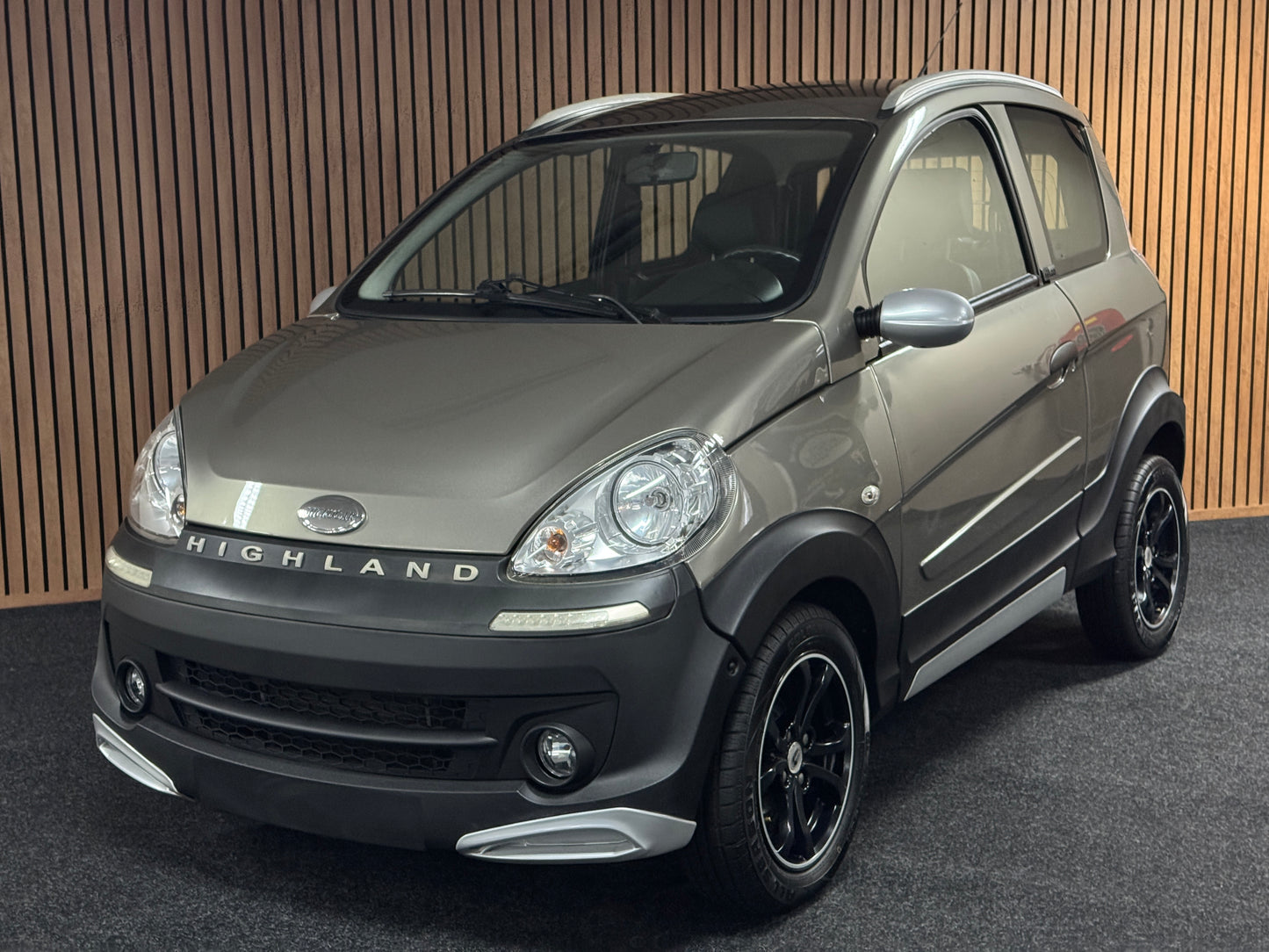 Microcar M.Go Highland X Army Green Airbag | leiser DCI Motor | 45 km/h | Innerhalb 250 KM Kostenlose Lieferung | Mopedauto | Leichtmobile