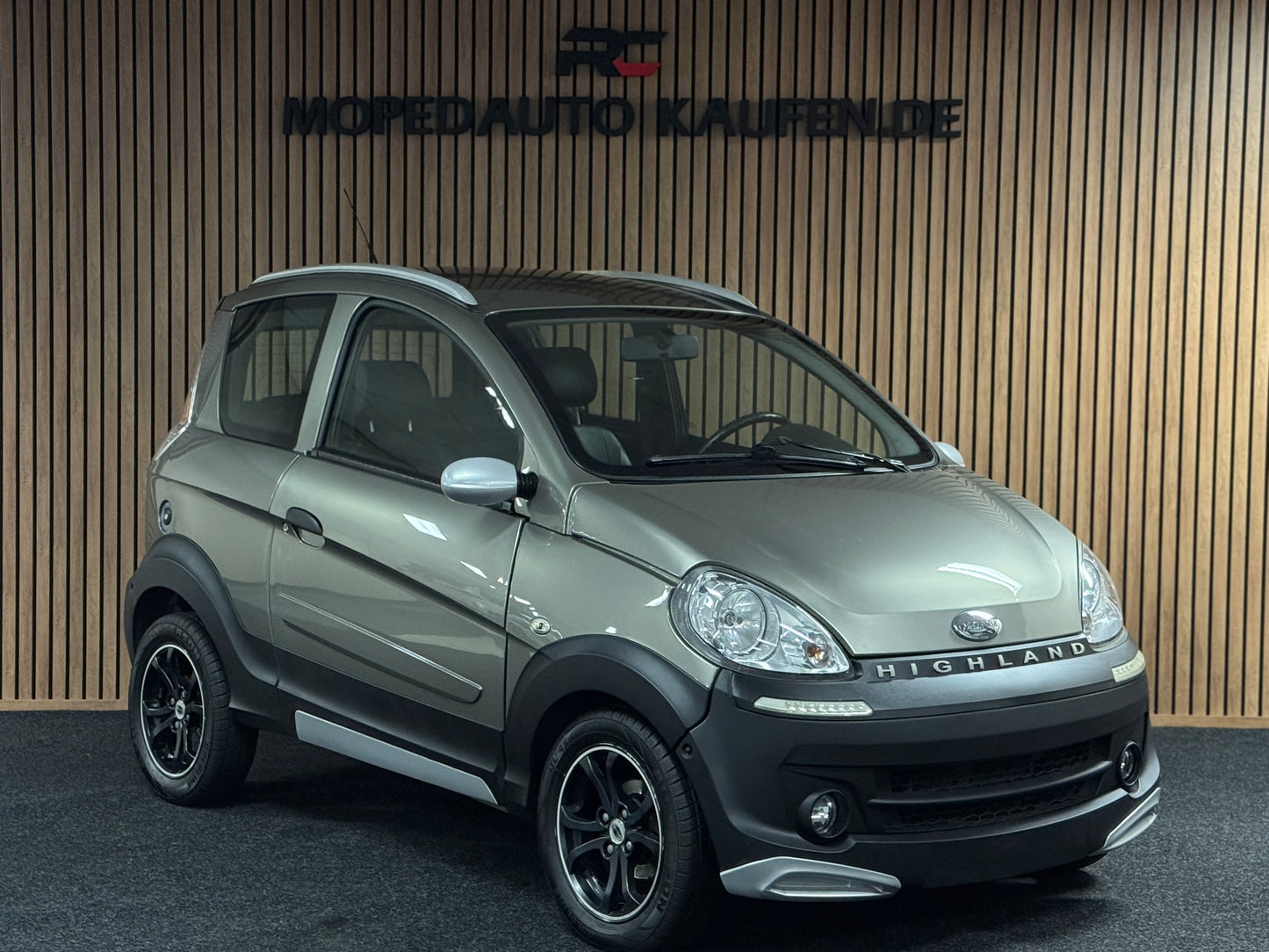 Microcar M.Go Highland X Army Green Airbag | leiser DCI Motor | 45 km/h | Innerhalb 250 KM Kostenlose Lieferung | Mopedauto | Leichtmobile