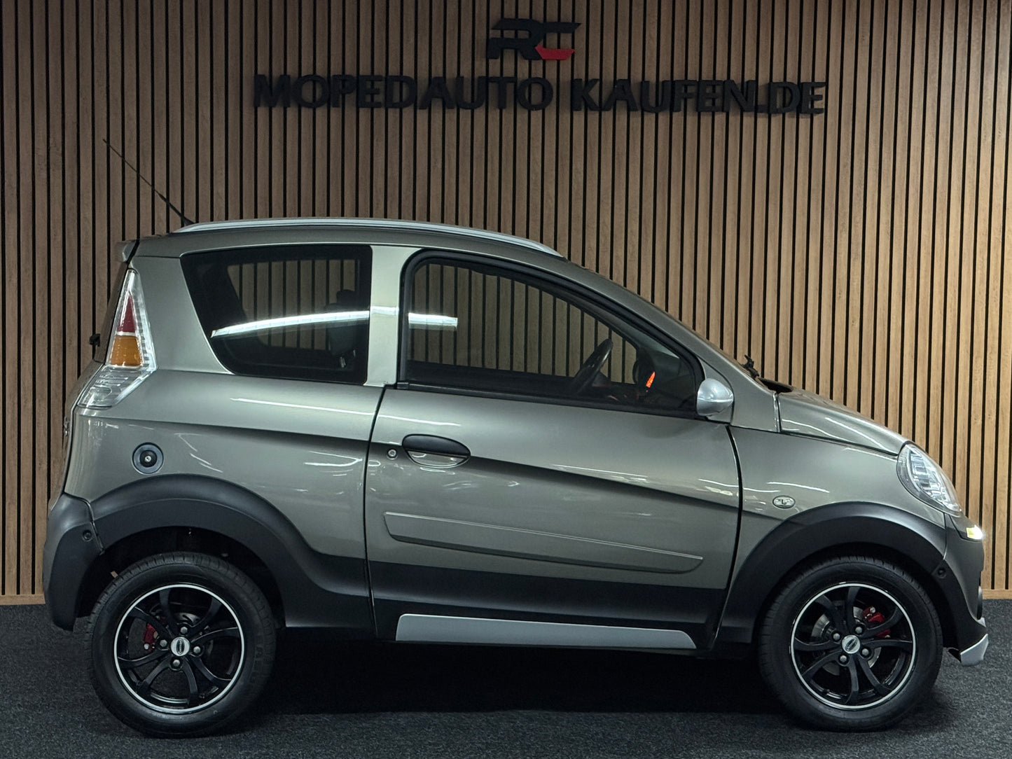 Microcar M.Go Highland X Army Green Airbag | leiser DCI Motor | 45 km/h | Innerhalb 250 KM Kostenlose Lieferung | Mopedauto | Leichtmobile