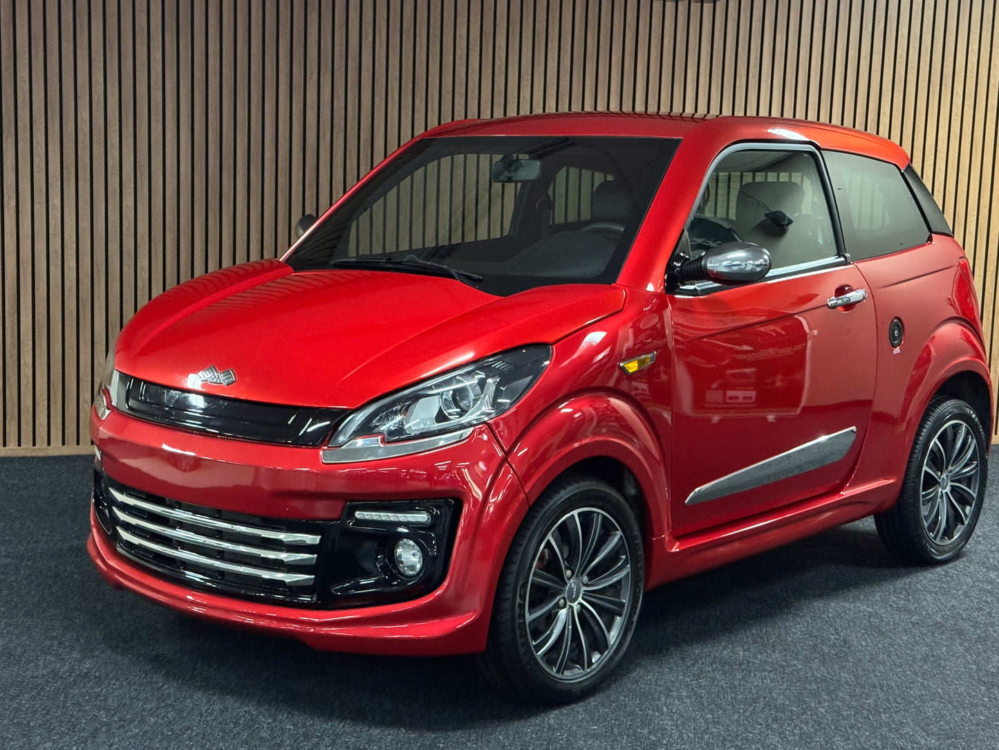 Ligier JS50 Rot L | Rückfahrkamera | 8 PS leiser DCI Motor | 45 km/h | Rückfahrkamera | Innerhalb 250 KM Kostenlose Lieferung | Mopedauto | Leichtmobile