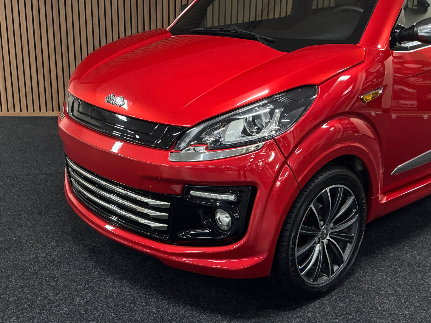 Ligier JS50 Rot L | Rückfahrkamera | 8 PS leiser DCI Motor | 45 km/h | Rückfahrkamera | Innerhalb 250 KM Kostenlose Lieferung | Mopedauto | Leichtmobile