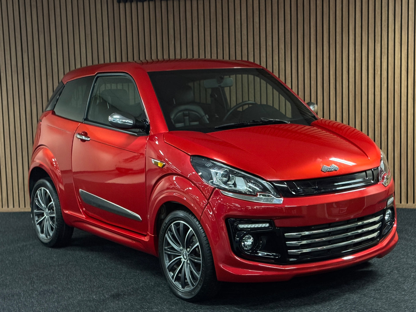 Ligier JS50 Rot L | Rückfahrkamera | 8 PS leiser DCI Motor | 45 km/h | Rückfahrkamera | Innerhalb 250 KM Kostenlose Lieferung | Mopedauto | Leichtmobile