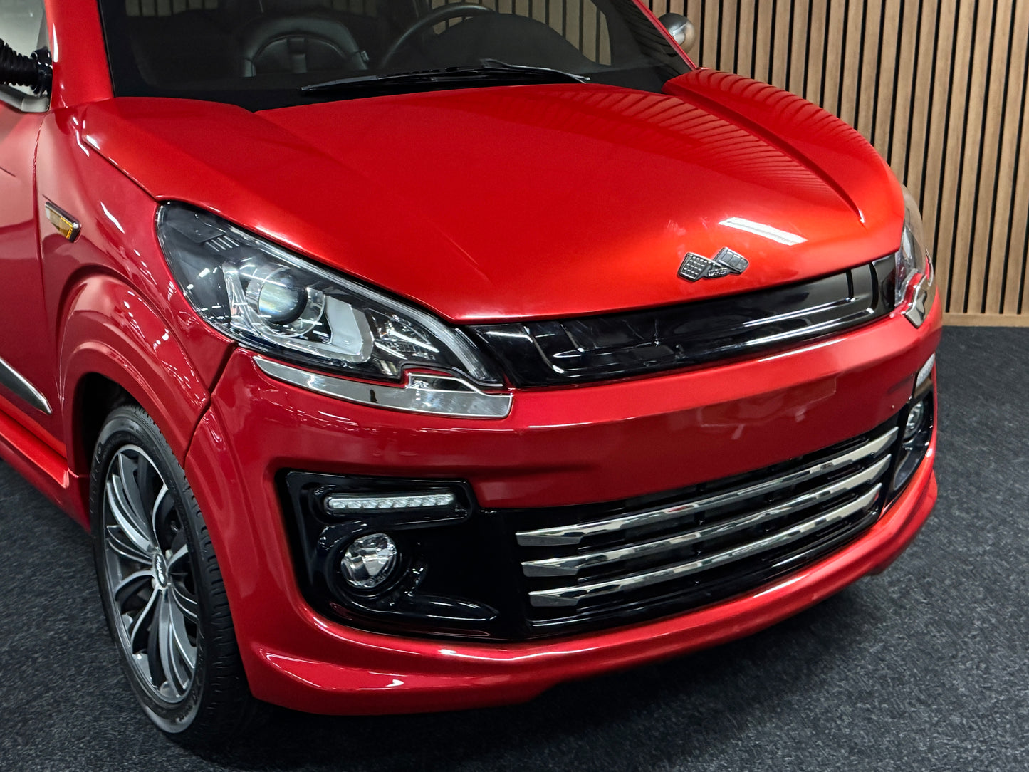 Ligier JS50 Rot L | Rückfahrkamera | 8 PS leiser DCI Motor | 45 km/h | Rückfahrkamera | Innerhalb 250 KM Kostenlose Lieferung | Mopedauto | Leichtmobile