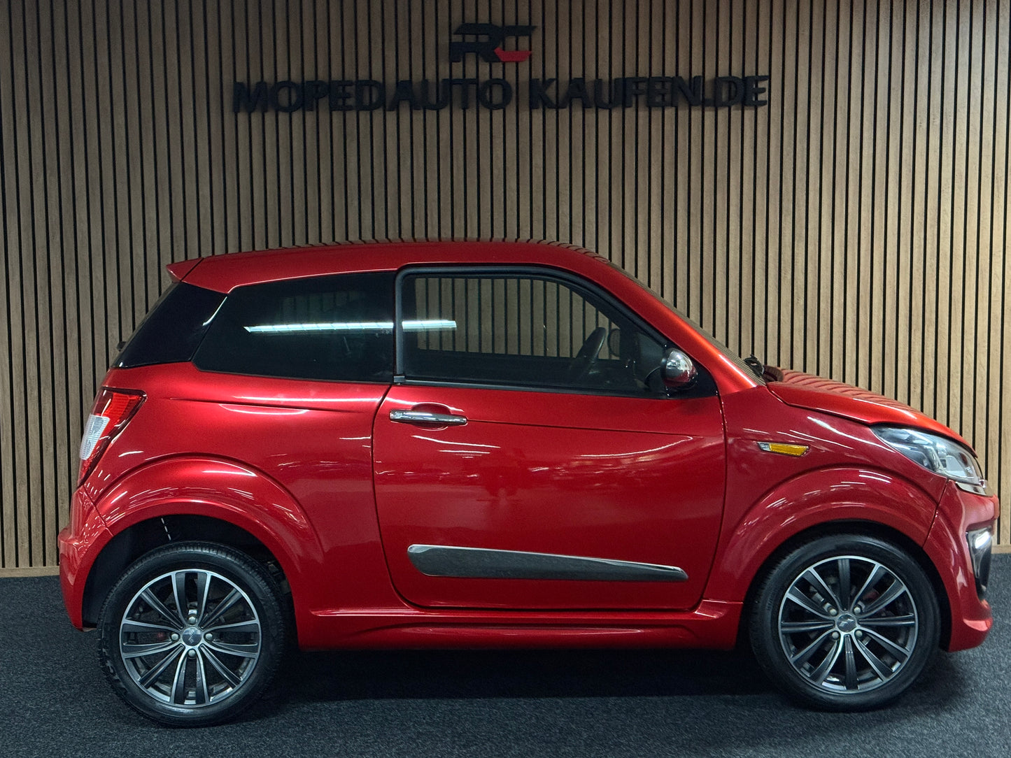 Ligier JS50 Rot L | Rückfahrkamera | 8 PS leiser DCI Motor | 45 km/h | Rückfahrkamera | Innerhalb 250 KM Kostenlose Lieferung | Mopedauto | Leichtmobile