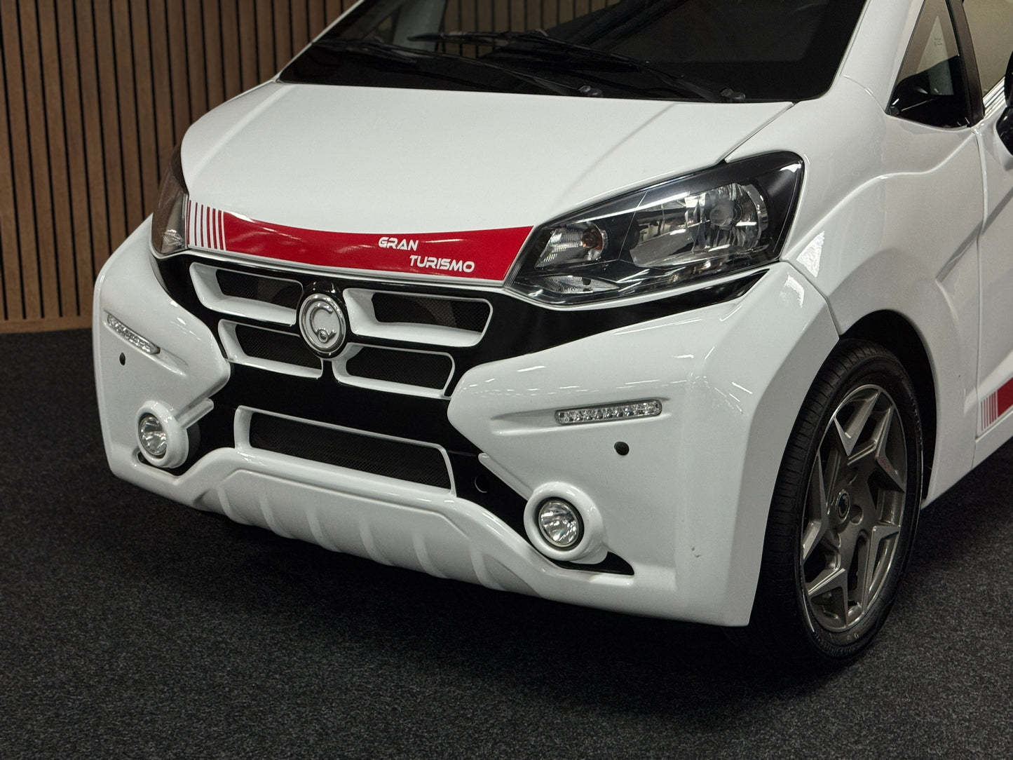 Casalini M20 GRAN TURISMO SPORT / mit roten Sportgurten / Multimedia / RFK | 8 PS leiser DCI Motor | 45 km/h | Rückfahrkamera | Innerhalb 250 KM Kostenlose Lieferung | Mopedauto | Leichtmobile