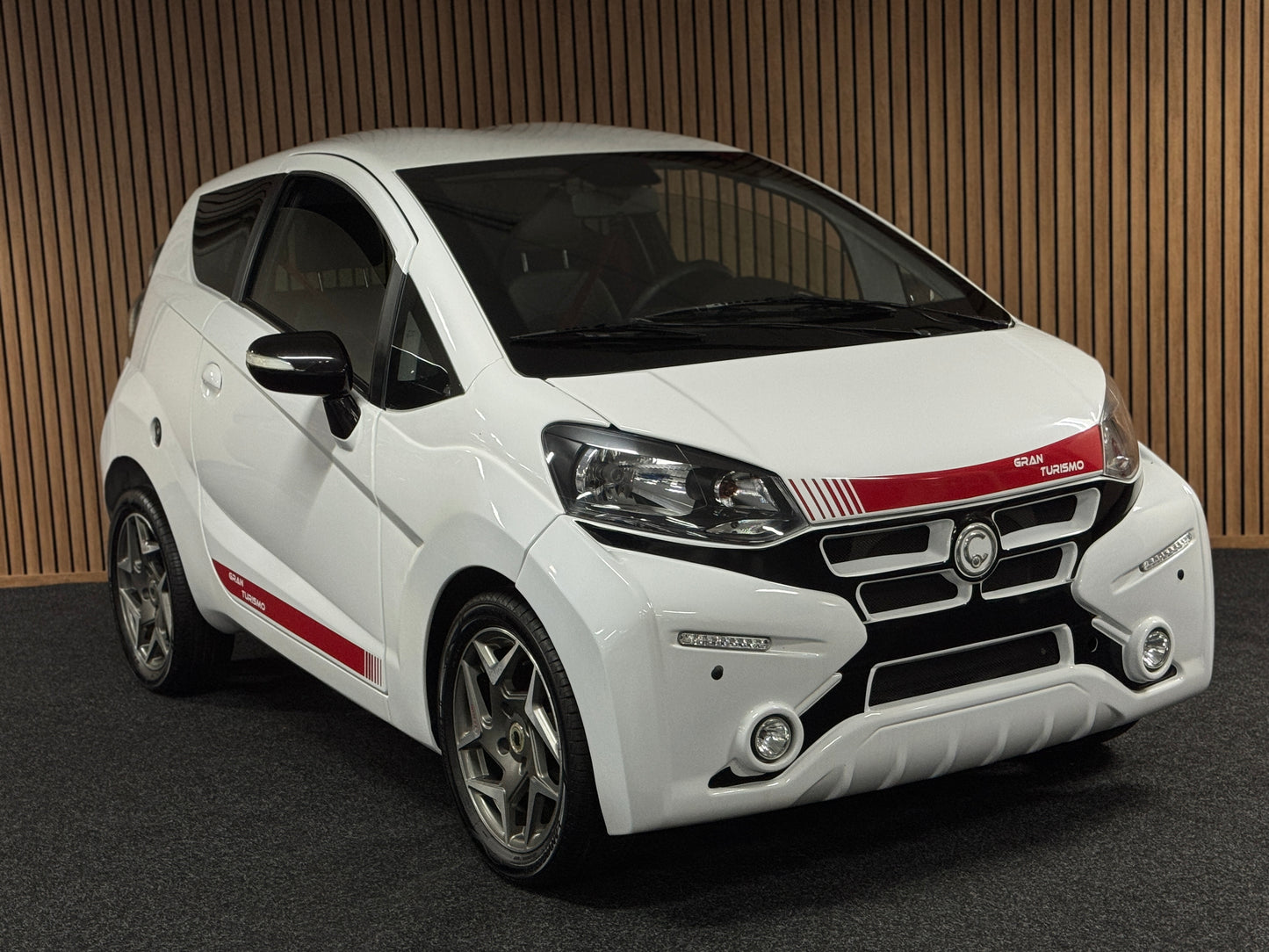 Casalini M20 GRAN TURISMO SPORT / mit roten Sportgurten / Multimedia / RFK | 8 PS leiser DCI Motor | 45 km/h | Rückfahrkamera | Innerhalb 250 KM Kostenlose Lieferung | Mopedauto | Leichtmobile