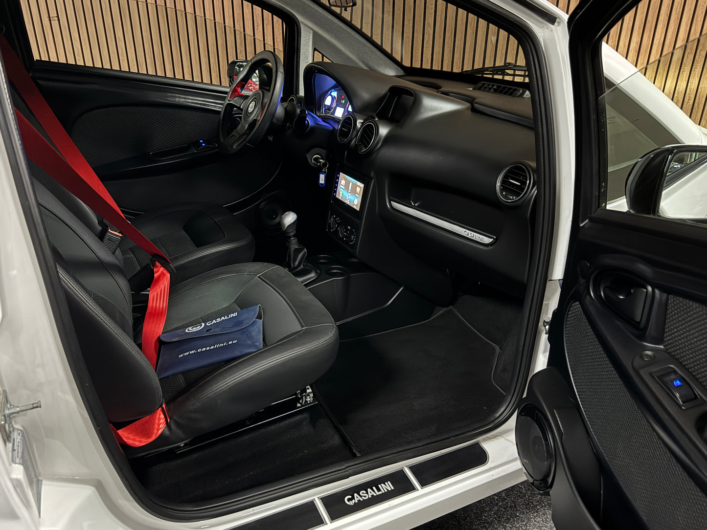 Casalini M20 GRAN TURISMO SPORT / mit roten Sportgurten / Multimedia / RFK | 8 PS leiser DCI Motor | 45 km/h | Rückfahrkamera | Innerhalb 250 KM Kostenlose Lieferung | Mopedauto | Leichtmobile