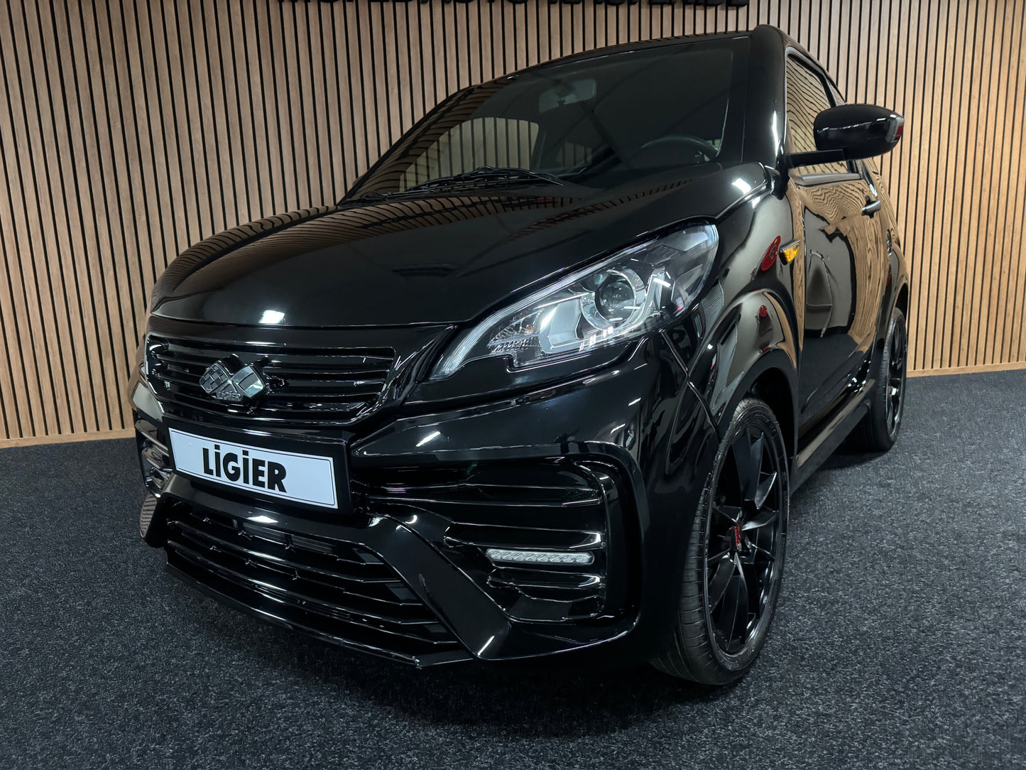Ligier JS50 Black on Black Sport Edition 2024  | Neuzustand | 8 PS leiser DCI Motor | Rückfahrkamera | Servolenkung | 45 km/h | Innerhalb 250 KM Kostenlose Lieferung | Mopedauto | Leichtmobile