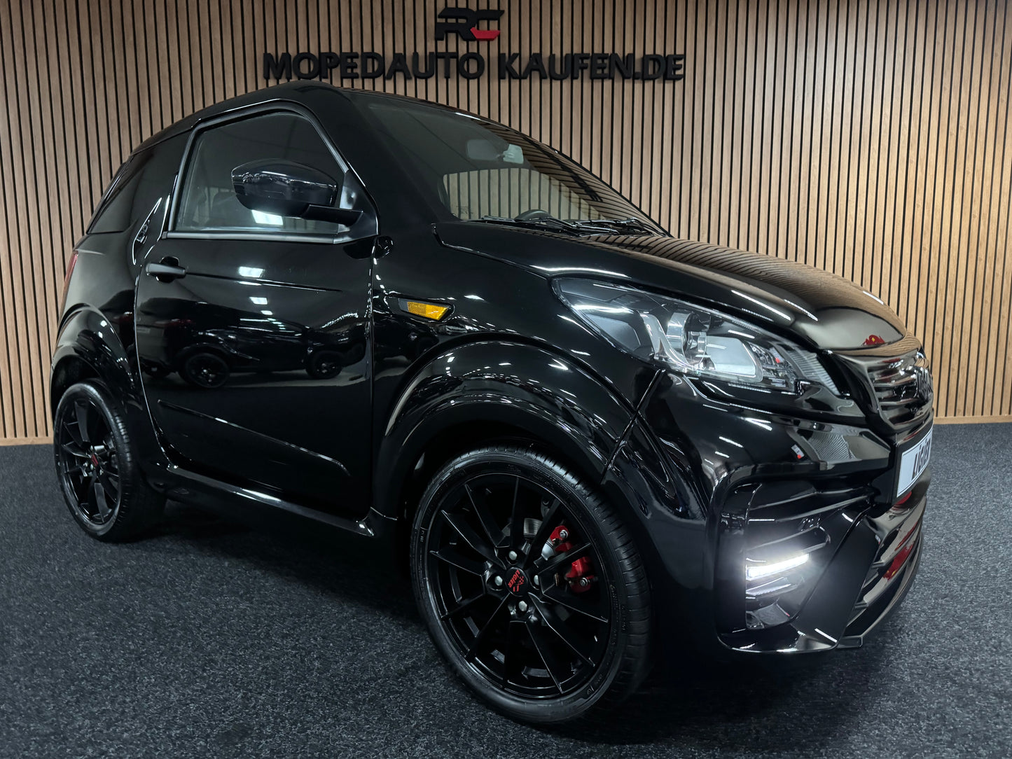 Ligier JS50 Black on Black Sport Edition 2024  | Neuzustand | 8 PS leiser DCI Motor | Rückfahrkamera | Servolenkung | 45 km/h | Innerhalb 250 KM Kostenlose Lieferung | Mopedauto | Leichtmobile