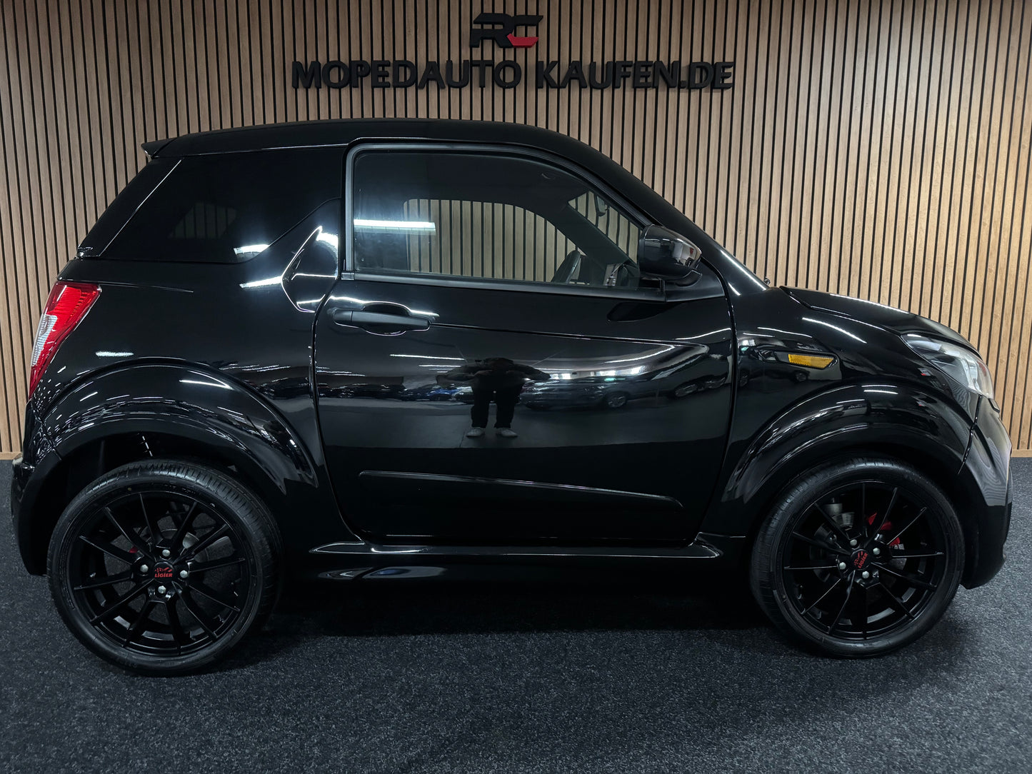 Ligier JS50 Black on Black Sport Edition 2024  | Neuzustand | 8 PS leiser DCI Motor | Rückfahrkamera | Servolenkung | 45 km/h | Innerhalb 250 KM Kostenlose Lieferung | Mopedauto | Leichtmobile