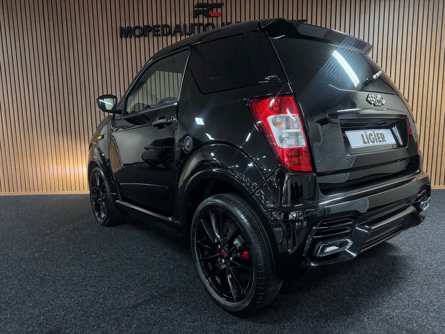Ligier JS50 Black on Black Sport Edition 2024  | Neuzustand | 8 PS leiser DCI Motor | Rückfahrkamera | Servolenkung | 45 km/h | Innerhalb 250 KM Kostenlose Lieferung | Mopedauto | Leichtmobile