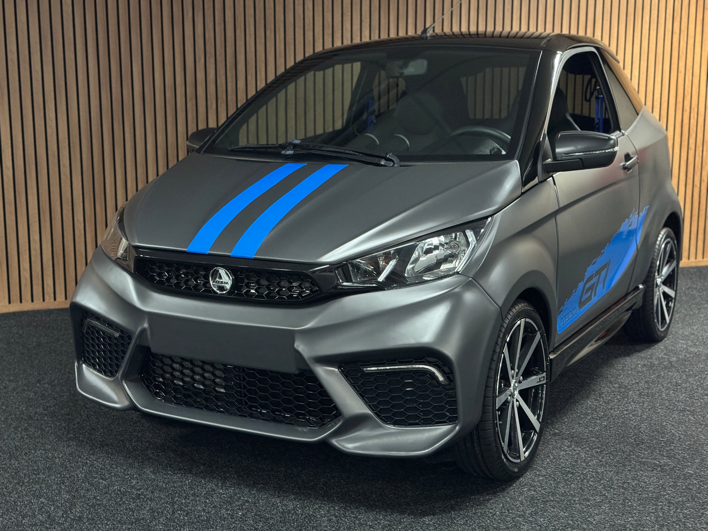Aixam Sport Coupé GTI Matt Grau| 8 PS Kubota Motor | Rückfahrkamera | 45 km/h | Innerhalb 250 KM Kostenlose Lieferung | Mopedauto | Leichtmobile