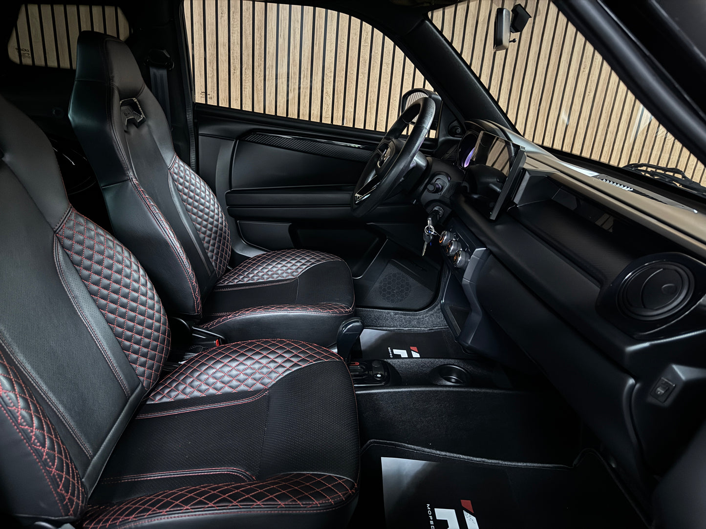 Ligier JS50 Ultimate Sport Facelift | KLIMA / | AMBI LIGHT / SERVO / APPLE CARPLAY / | 8 PS DCI Motor | 45 km/h | Rückfahrkamera | Innerhalb 250 KM Kostenlose Lieferung | Mopedauto | Leichtmobile