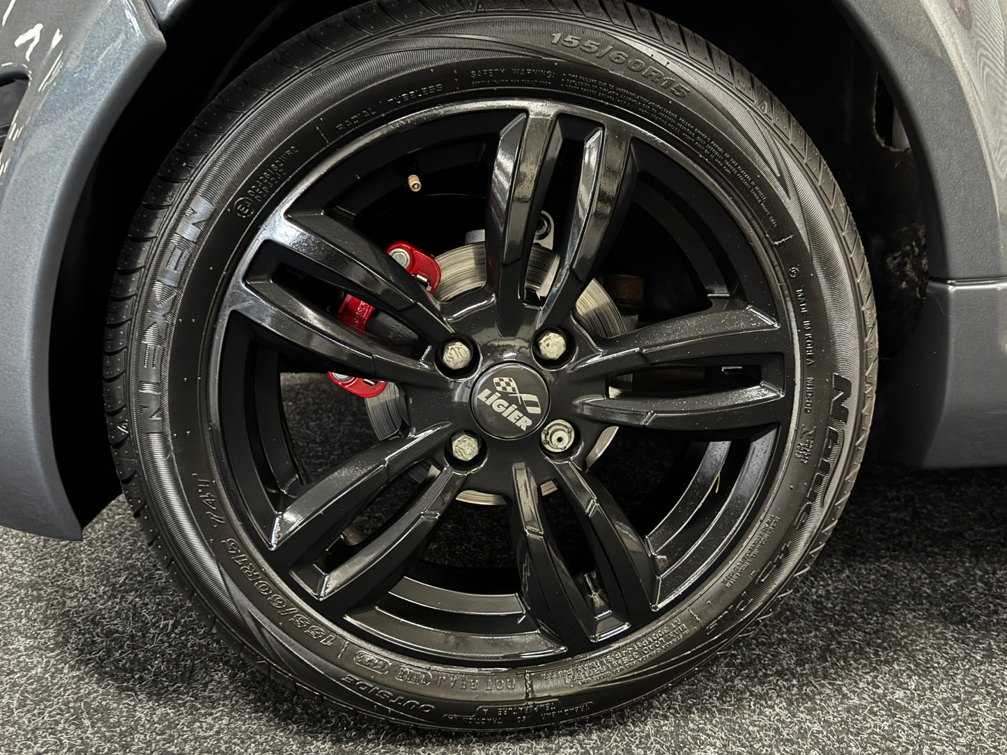 Ligier JS50 Sport / Leiser DCI Motor / Spotify DAB+ Servolenkung | 45 km/h | Innerhalb 250 KM Kostenlose Lieferung | Mopedauto | Leichtmobile