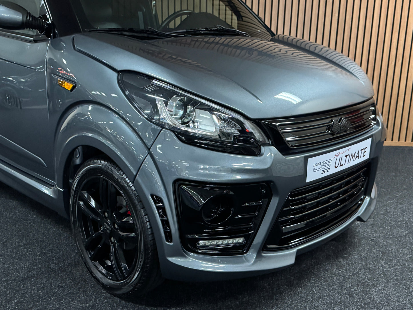 Ligier JS50 Sport / Leiser DCI Motor / Spotify DAB+ Servolenkung | 45 km/h | Innerhalb 250 KM Kostenlose Lieferung | Mopedauto | Leichtmobile