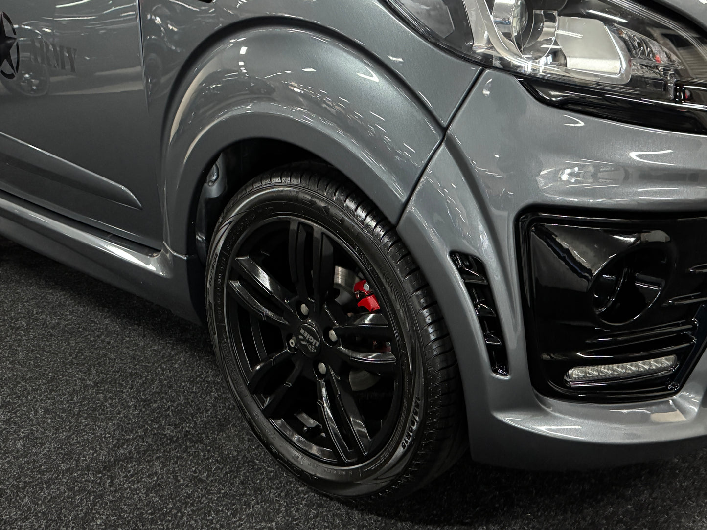 Ligier JS50 Sport / Leiser DCI Motor / Spotify DAB+ Servolenkung | 45 km/h | Innerhalb 250 KM Kostenlose Lieferung | Mopedauto | Leichtmobile