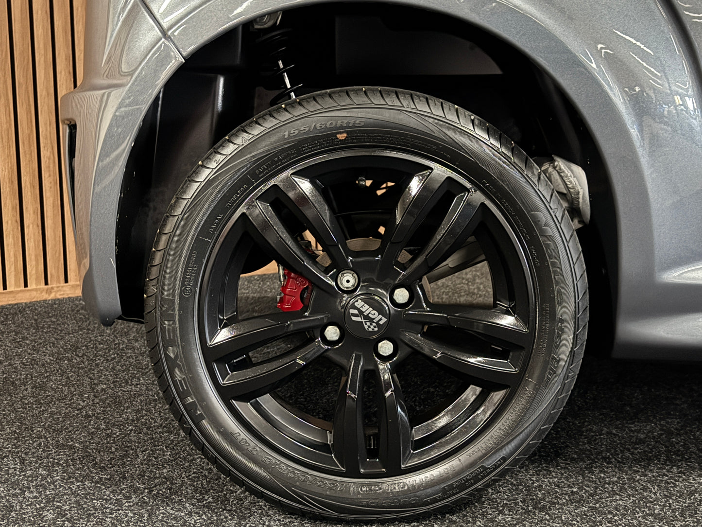 Ligier JS50 Sport / Leiser DCI Motor / Spotify DAB+ Servolenkung | 45 km/h | Innerhalb 250 KM Kostenlose Lieferung | Mopedauto | Leichtmobile