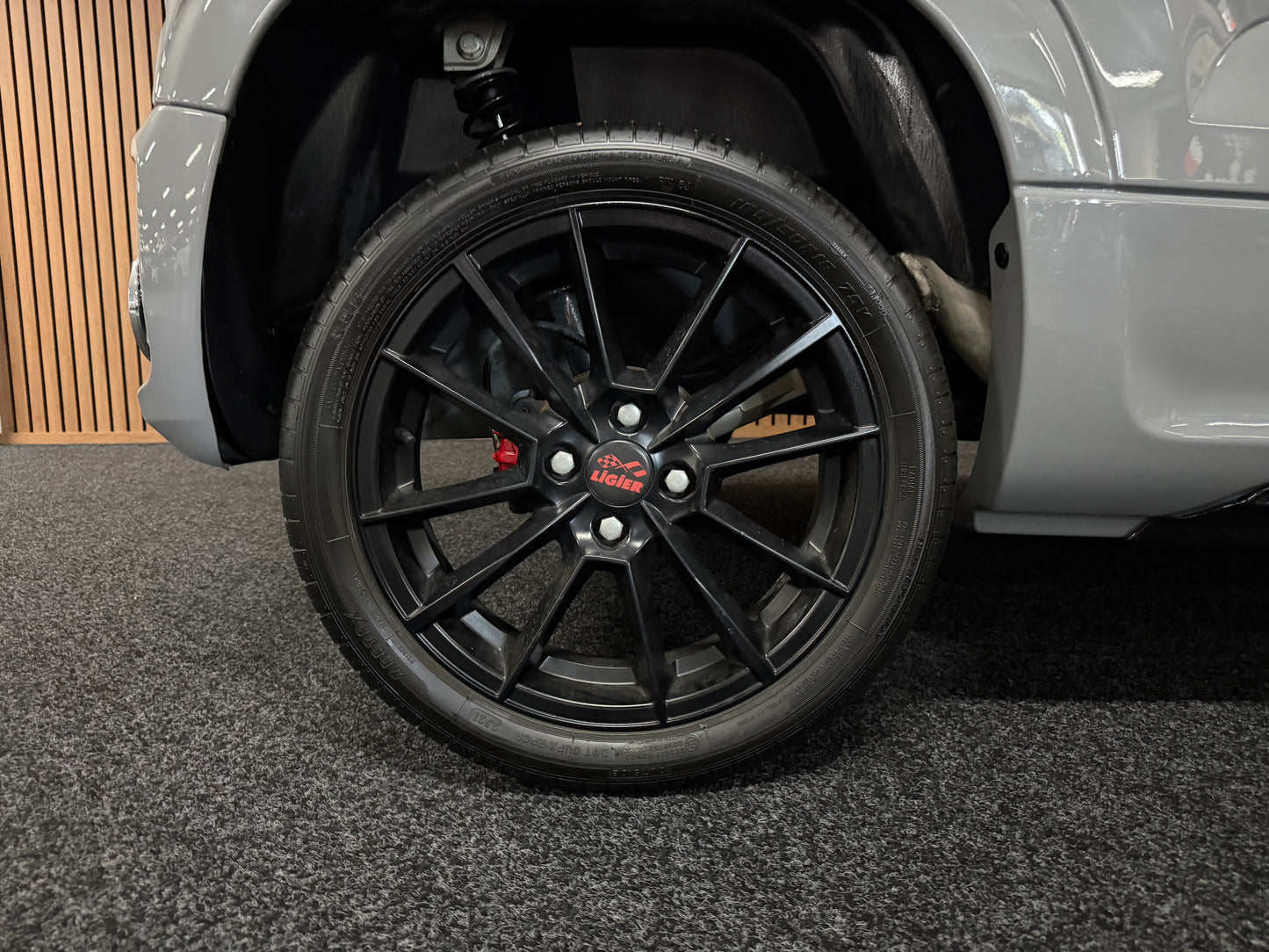 Ligier JS60 Sport Ultimate | Nardo Grau | Servo | 8 PS leiser DCI motor | Rückfahrkamera | Apple Carplay/Android | 45 km/h | Innerhalb 250 KM Kostenlose Lieferung | Mopedauto | Leichtmobile