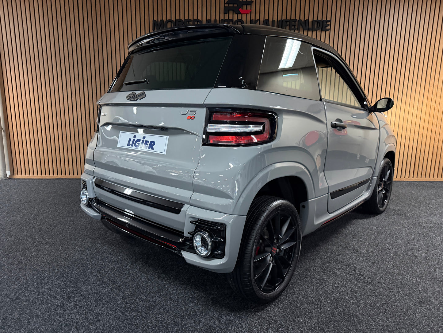 Ligier JS60 Sport Ultimate | Nardo Grau | Servo | 8 PS leiser DCI motor | Rückfahrkamera | Apple Carplay/Android | 45 km/h | Innerhalb 250 KM Kostenlose Lieferung | Mopedauto | Leichtmobile