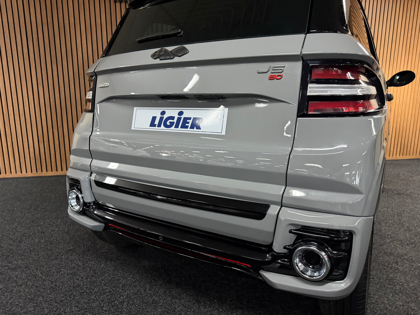 Ligier JS60 Sport Ultimate | Nardo Grau | Servo | 8 PS leiser DCI motor | Rückfahrkamera | Apple Carplay/Android | 45 km/h | Innerhalb 250 KM Kostenlose Lieferung | Mopedauto | Leichtmobile