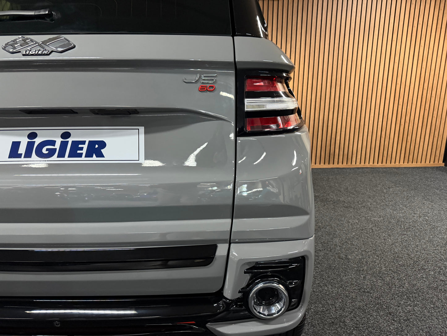 Ligier JS60 Sport Ultimate | Nardo Grau | Servo | 8 PS leiser DCI motor | Rückfahrkamera | Apple Carplay/Android | 45 km/h | Innerhalb 250 KM Kostenlose Lieferung | Mopedauto | Leichtmobile