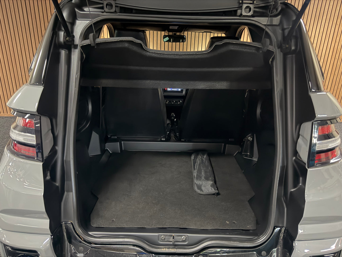 Ligier JS60 Sport Ultimate | Nardo Grau | Servo | 8 PS leiser DCI motor | Rückfahrkamera | Apple Carplay/Android | 45 km/h | Innerhalb 250 KM Kostenlose Lieferung | Mopedauto | Leichtmobile