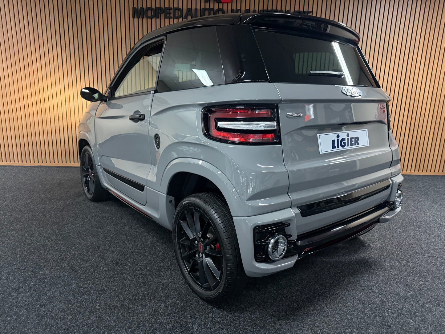 Ligier JS60 Sport Ultimate | Nardo Grau | Servo | 8 PS leiser DCI motor | Rückfahrkamera | Apple Carplay/Android | 45 km/h | Innerhalb 250 KM Kostenlose Lieferung | Mopedauto | Leichtmobile