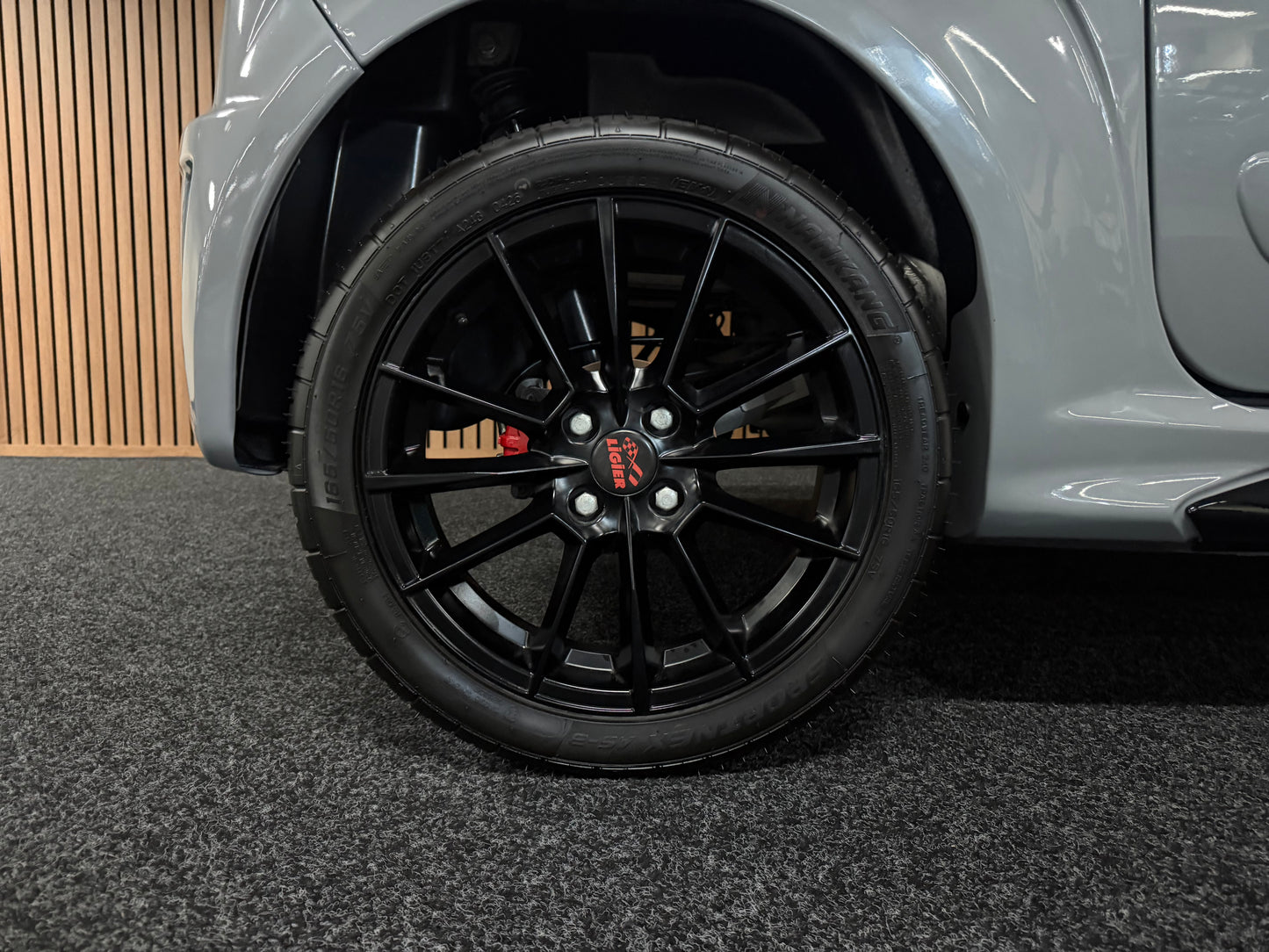 Ligier JS50 Ultimate Sport | Servo | Nardo Grau | 8 PS leiser DCI Motor | 45 km/h | Rückfahrkamera | Innerhalb 250 KM Kostenlose Lieferung | Mopedauto | Leichtmobile