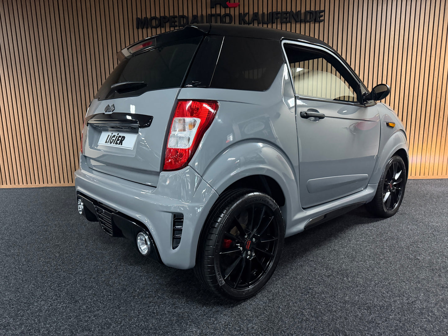 Ligier JS50 Ultimate Sport | Servo | Nardo Grau | 8 PS leiser DCI Motor | 45 km/h | Rückfahrkamera | Innerhalb 250 KM Kostenlose Lieferung | Mopedauto | Leichtmobile