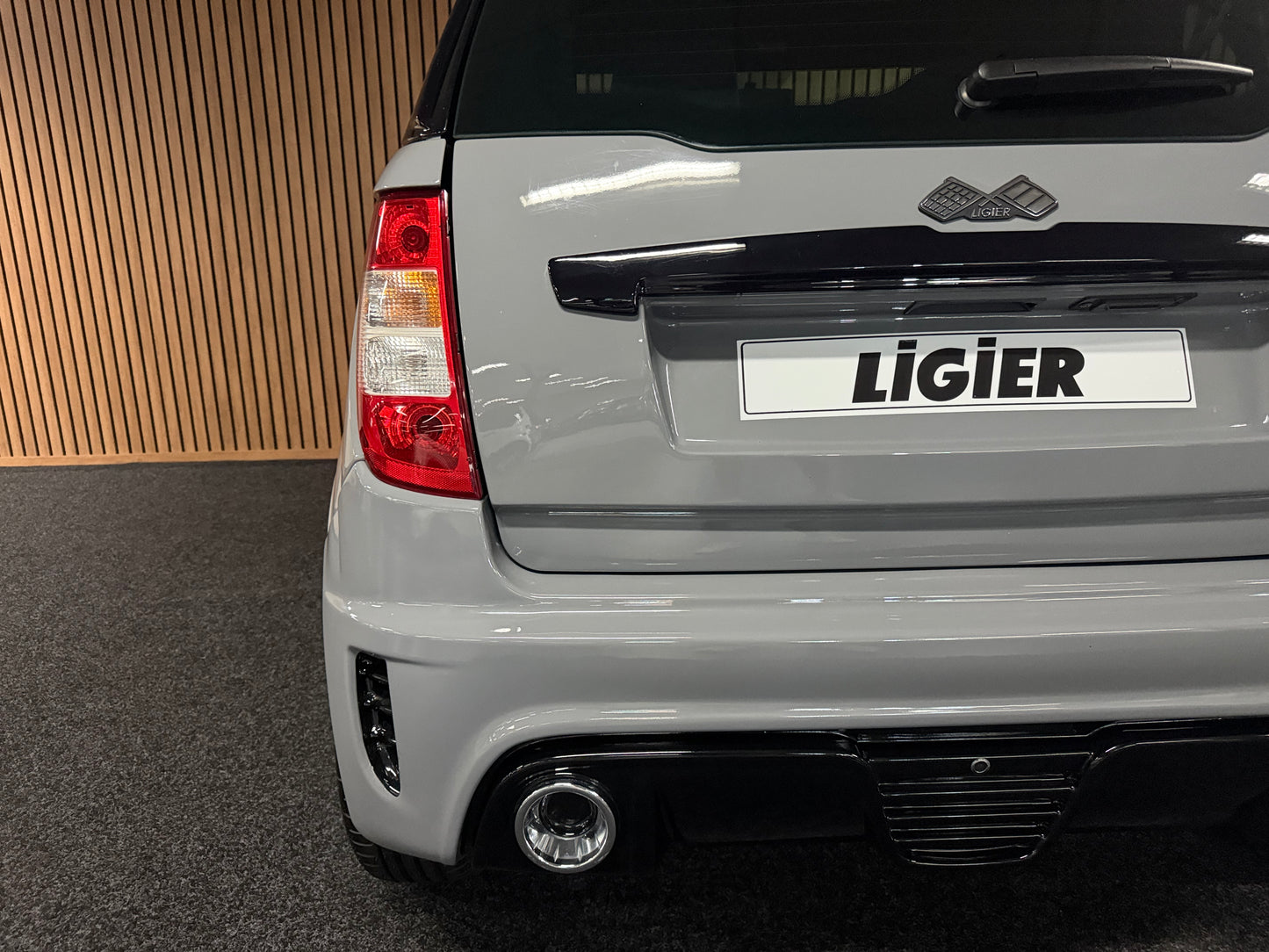 Ligier JS50 Ultimate Sport | Servo | Nardo Grau | 8 PS leiser DCI Motor | 45 km/h | Rückfahrkamera | Innerhalb 250 KM Kostenlose Lieferung | Mopedauto | Leichtmobile