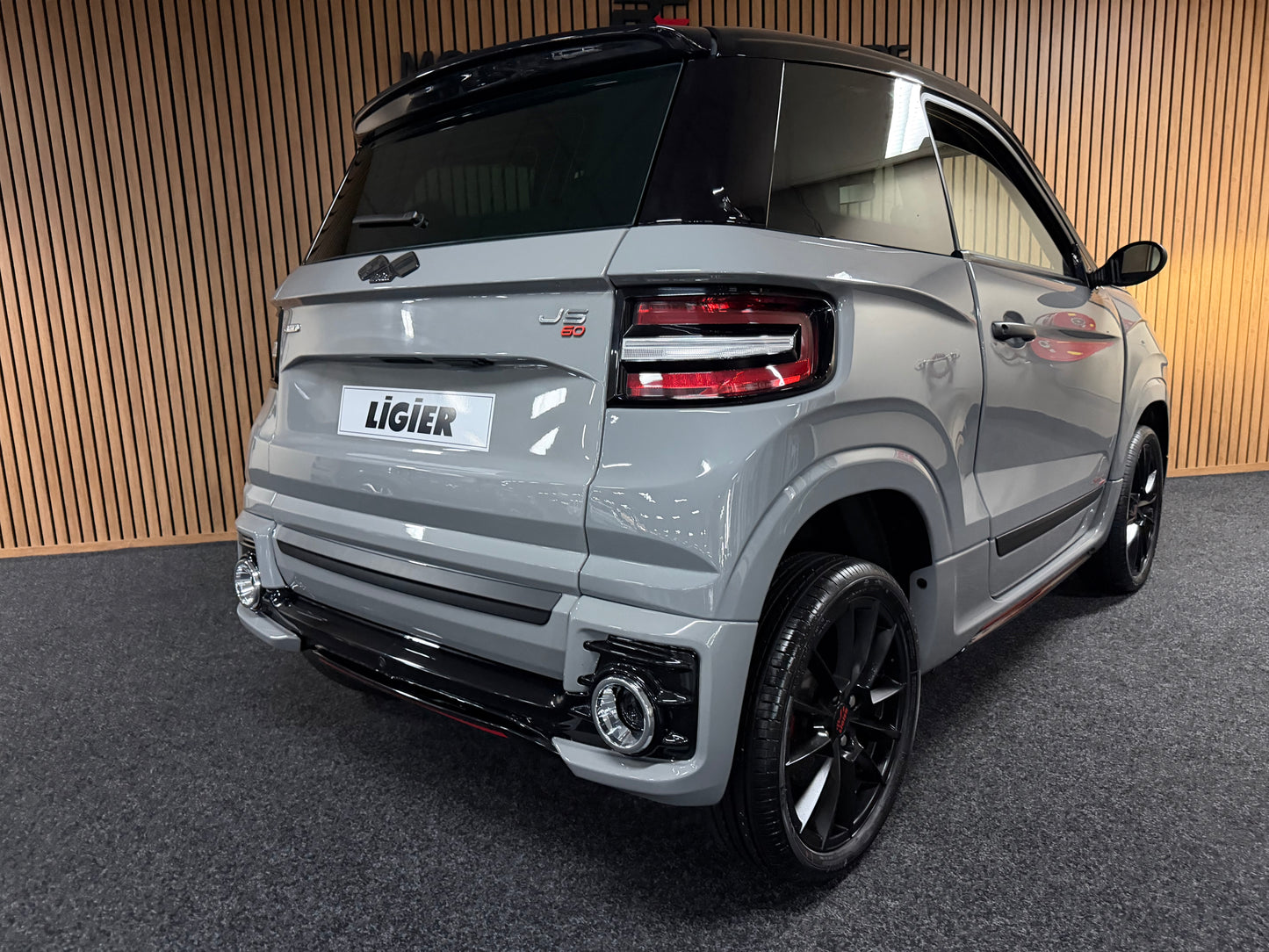 Ligier JS60 Ultimate Sport | Nardo Grau | Servo | 8 PS leiser DCI motor | Rückfahrkamera | Apple Carplay/Android | 45 km/h | Innerhalb 250 KM Kostenlose Lieferung | Mopedauto | Leichtmobile