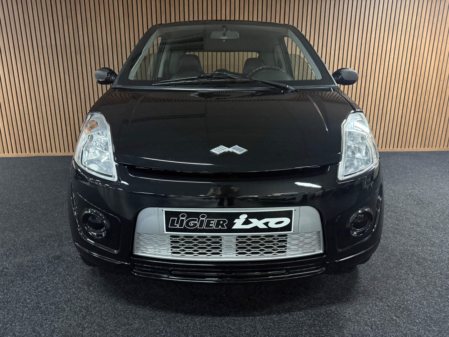 Ligier Ixo Schwarz | leiser DCI Motor | 45 km/h | Innerhalb 250 KM Kostenlose Lieferung | Mopedauto | Leichtmobile