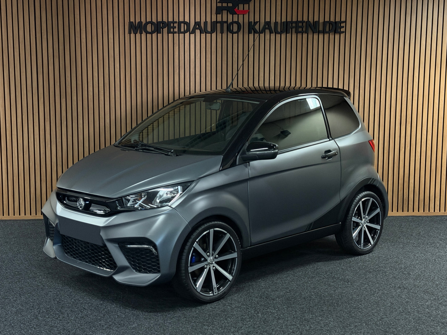 Aixam GTI Sport Matt Grau 2023 | 8 PS Kubota Motor | 45 km/h | Rückfahrkamera | Innerhalb 250 KM Ko stenlose Lieferung | Mopedauto | Leichtmobile
