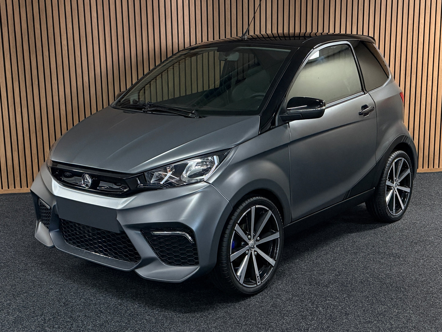 Aixam GTI Sport Matt Grau 2023 | 8 PS Kubota Motor | 45 km/h | Rückfahrkamera | Innerhalb 250 KM Ko stenlose Lieferung | Mopedauto | Leichtmobile