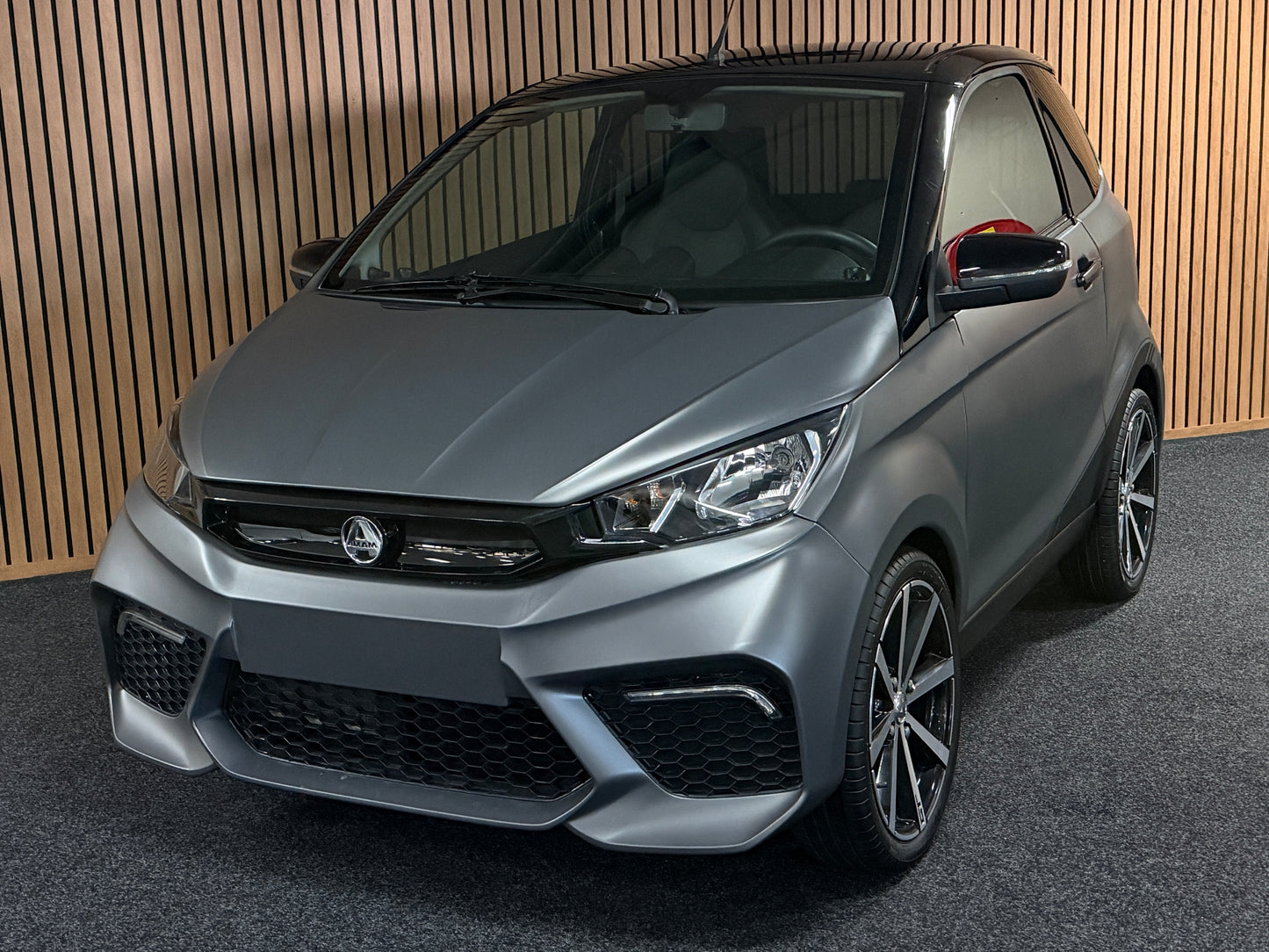 Aixam GTI Sport Matt Grau 2023 | 8 PS Kubota Motor | 45 km/h | Rückfahrkamera | Innerhalb 250 KM Ko stenlose Lieferung | Mopedauto | Leichtmobile