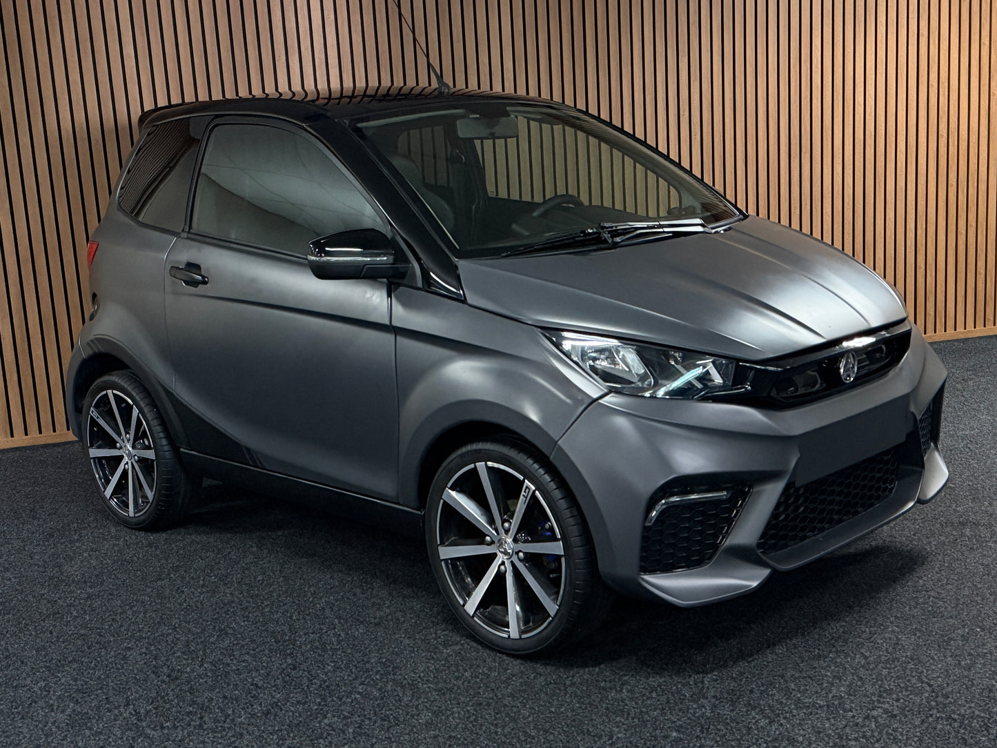 Aixam GTI Sport Matt Grau 2023 | 8 PS Kubota Motor | 45 km/h | Rückfahrkamera | Innerhalb 250 KM Ko stenlose Lieferung | Mopedauto | Leichtmobile