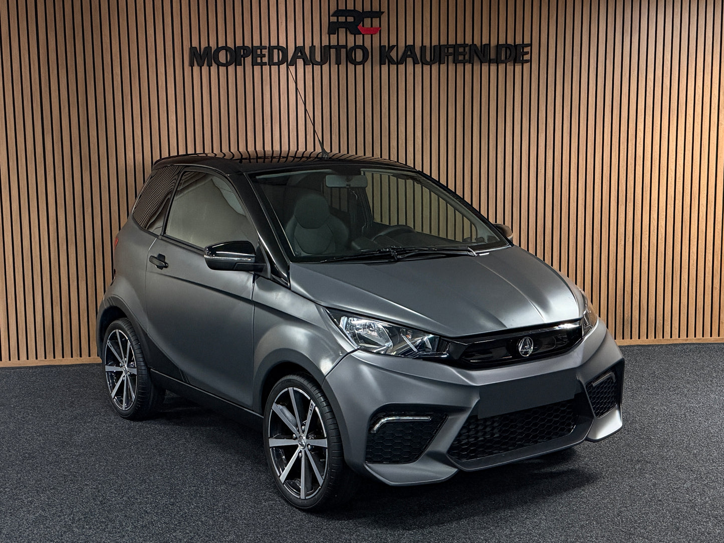 Aixam GTI Sport Matt Grau 2023 | 8 PS Kubota Motor | 45 km/h | Rückfahrkamera | Innerhalb 250 KM Ko stenlose Lieferung | Mopedauto | Leichtmobile