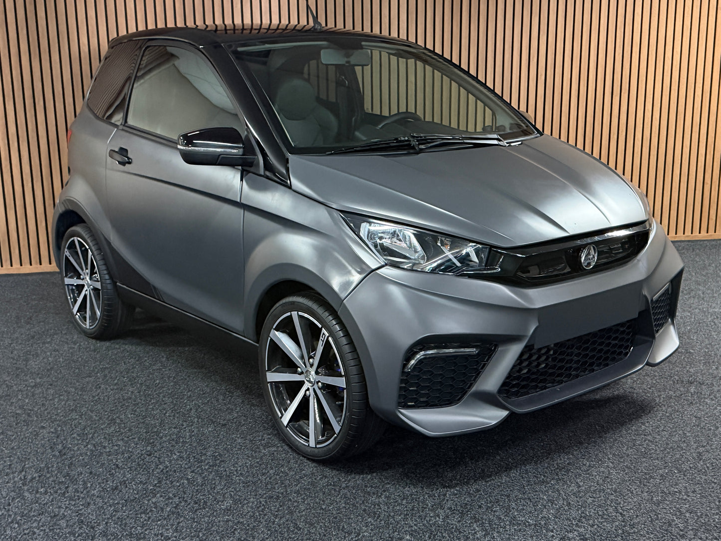 Aixam GTI Sport Matt Grau 2023 | 8 PS Kubota Motor | 45 km/h | Rückfahrkamera | Innerhalb 250 KM Ko stenlose Lieferung | Mopedauto | Leichtmobile